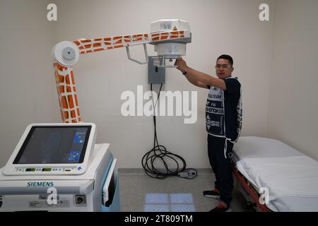 Innerhalb des Krankenhauses wird ein Mitarbeiter des Rennassistenten nach einem Unfall während der Rennvorbereitungen, dem Großen Preis von Mexiko, am 26. Oktober 2023, mit dem Finger geröntgt und verbunden. Quelle: Lexie Harrison-Cripps Stockfoto