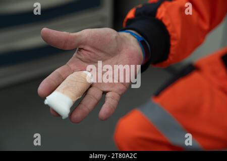 Innerhalb des Krankenhauses wird ein Mitarbeiter des Rennassistenten nach einem Unfall während der Rennvorbereitungen, dem Großen Preis von Mexiko, am 26. Oktober 2023, mit dem Finger geröntgt und verbunden. Quelle: Lexie Harrison-Cripps Stockfoto