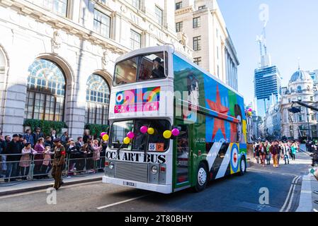 CCA Art Bus bei der Lord Mayor's Show Prozession 2023 in Geflügel, in der City of London, Großbritannien. Mobile Kunstgalerie Stockfoto