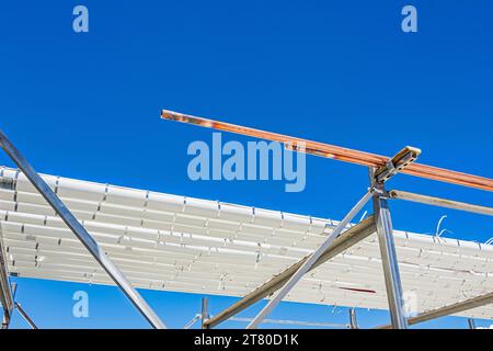 Gelötete Kupferrohre und -Hülse aus dem Kompressorgehäuse auf dem Dach eines CO2-Kühllagers (Industriekühlung) zum Gebäude. Stockfoto