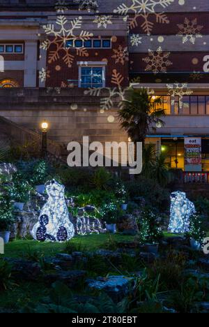 Bournemouth, Dorset, Großbritannien. November 2023. Besucher, Familien und aufgeregte Kinder besuchen Bournemouth Gardens, um das Bournemouth Christmas Tree Wonderland mit mehr als 100 glitzernden Bäumen und Lichtern zu erleben. Einige der Bäume sind thematisch für Städte auf der ganzen Welt gedacht. Bei der Eröffnung dieses Abends können Besucher dem Weg folgen und von jetzt bis zum 1. Januar durch den 60 Fuß langen Walkthrough-Baum spazieren. Quelle: Carolyn Jenkins/Alamy Live News Stockfoto