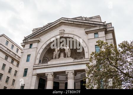 London, Großbritannien - 25. August 2023: Bush House. Historisches Gebäude Teil des Strand Campus des Kings College Stockfoto