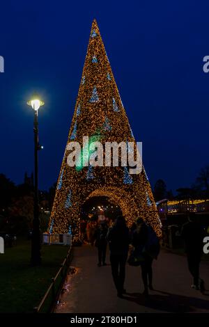 Bournemouth, Dorset, Großbritannien. November 2023. Besucher, Familien und aufgeregte Kinder besuchen Bournemouth Gardens, um das Bournemouth Christmas Tree Wonderland mit mehr als 100 glitzernden Bäumen und Lichtern zu erleben. Einige der Bäume sind thematisch für Städte auf der ganzen Welt gedacht. Bei der Eröffnung dieses Abends können Besucher dem Weg folgen und von jetzt bis zum 1. Januar durch den 60 Fuß langen Walkthrough-Baum spazieren. Quelle: Carolyn Jenkins/Alamy Live News Stockfoto