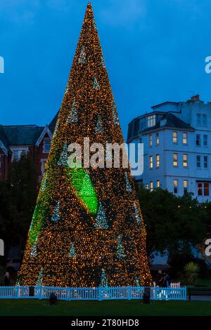 Bournemouth, Dorset, Großbritannien. November 2023. Besucher, Familien und aufgeregte Kinder besuchen Bournemouth Gardens, um das Bournemouth Christmas Tree Wonderland mit mehr als 100 glitzernden Bäumen und Lichtern zu erleben. Einige der Bäume sind thematisch für Städte auf der ganzen Welt gedacht. Bei der Eröffnung dieses Abends können Besucher dem Weg folgen und von jetzt bis zum 1. Januar durch den 60 Fuß langen Walkthrough-Baum spazieren. Quelle: Carolyn Jenkins/Alamy Live News Stockfoto