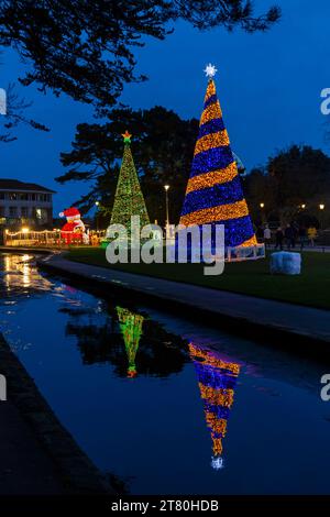 Bournemouth, Dorset, Großbritannien. November 2023. Besucher, Familien und aufgeregte Kinder besuchen Bournemouth Gardens, um das Bournemouth Christmas Tree Wonderland mit mehr als 100 glitzernden Bäumen und Lichtern zu erleben. Einige der Bäume sind thematisch für Städte auf der ganzen Welt gedacht. Bei der Eröffnung dieses Abends können Besucher dem Weg folgen und von jetzt bis zum 1. Januar durch den 60 Fuß langen Walkthrough-Baum spazieren. Quelle: Carolyn Jenkins/Alamy Live News Stockfoto