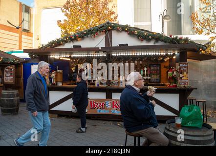 Uxbridge, Großbritannien. November 2023. Es war ein kalter, aber sonniger Tag heute. Im Stadtzentrum von Uxbridge im Londoner Stadtteil Hillingdon ist ein Weihnachtsmarkt angekommen, auf dem Weihnachtsgeschenke und Speisen verkauft werden. Quelle: Maureen McLean/Alamy Live News Stockfoto