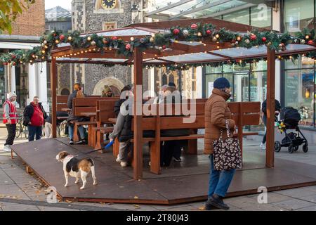 Uxbridge, Großbritannien. November 2023. Es war ein kalter, aber sonniger Tag heute. Im Stadtzentrum von Uxbridge im Londoner Stadtteil Hillingdon ist ein Weihnachtsmarkt angekommen, auf dem Weihnachtsgeschenke und Speisen verkauft werden. Quelle: Maureen McLean/Alamy Live News Stockfoto