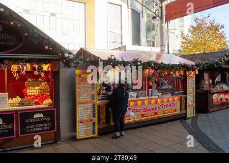 Uxbridge, Großbritannien. November 2023. Es war ein kalter, aber sonniger Tag heute. Im Stadtzentrum von Uxbridge im Londoner Stadtteil Hillingdon ist ein Weihnachtsmarkt angekommen, auf dem Weihnachtsgeschenke und Speisen verkauft werden. Quelle: Maureen McLean/Alamy Live News Stockfoto