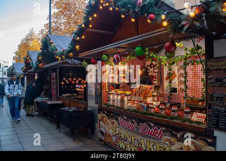 Uxbridge, Großbritannien. November 2023. Es war ein kalter, aber sonniger Tag heute. Im Stadtzentrum von Uxbridge im Londoner Stadtteil Hillingdon ist ein Weihnachtsmarkt angekommen, auf dem Weihnachtsgeschenke und Speisen verkauft werden. Quelle: Maureen McLean/Alamy Live News Stockfoto