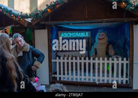 Uxbridge, Großbritannien. November 2023. Es war ein kalter, aber sonniger Tag heute. Im Stadtzentrum von Uxbridge im Londoner Stadtteil Hillingdon ist ein Weihnachtsmarkt angekommen, auf dem Weihnachtsgeschenke und Speisen verkauft werden. Quelle: Maureen McLean/Alamy Live News Stockfoto