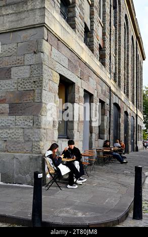 Bürgersteig vor dem Bristol Arnolfini Café mit Abendessen an Tischen, Bristol, Großbritannien Stockfoto