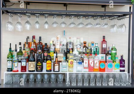 London, Großbritannien - 10. Mai 2023 : Flaschen mit Alkohol und Spirituosen in einer Restaurant-Bar. Verschiedene Etiketten und Marken für die Zubereitung von Cocktails und Getränken. Stockfoto
