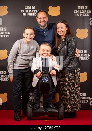 Lenny Rush (Mitte) mit Vater Steve Rush, Mutter Lisa Rush und Bruder Bobby Rush (links) beim BBC Children in Need Telethon in den BBC Studios in Salford. Die BBC Children in Need unterstützt Kinder und Jugendliche, die von mehreren Nachteilen wie Armut, Not, Behinderung, Krankheit oder Trauma betroffen sind. Bilddatum: Freitag, 17. November 2023. Stockfoto