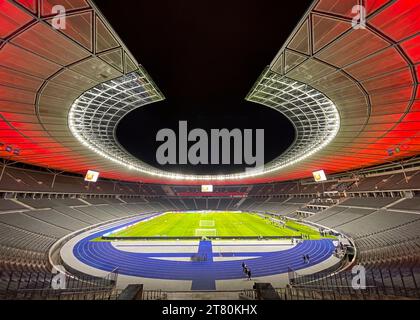 Berlin, Deutschland. November 2023. Fußball: Nationalmannschaft, Abschlusstraining vor dem internationalen Spiel gegen die Türkei im Olympiastadion. Blick auf das leere Stadion mit beleuchtetem Dachbereich vor dem letzten Training. Quelle: Christian Charisius/dpa – WICHTIGER HINWEIS: gemäß den Vorschriften der DFL Deutscher Fußball-Liga und des DFB Deutscher Fußball-Bundes ist es verboten, im Stadion und/oder des Spiels aufgenommene Fotografien in Form von sequenziellen Bildern und/oder videoähnlichen Fotoserien zu verwenden oder zu nutzen./dpa/Alamy Live News Stockfoto