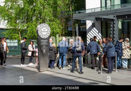 London, UK - 10. Mai 2023 : Menschen stehen am Eingang zum Sky Garden in London in der Warteschlange. UK. Stockfoto