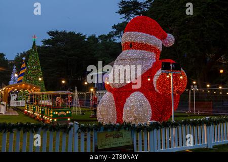 Bournemouth, Dorset, Großbritannien. November 2023. Besucher, Familien und aufgeregte Kinder besuchen Bournemouth Gardens, um das Bournemouth Christmas Tree Wonderland mit mehr als 100 glitzernden Bäumen und Lichtern zu erleben. Einige der Bäume sind thematisch für Städte auf der ganzen Welt gedacht. Bei der Eröffnung dieses Abends können Besucher dem Weg folgen und von jetzt bis zum 1. Januar durch den 60 Fuß langen Walkthrough-Baum spazieren. Quelle: Carolyn Jenkins/Alamy Live News Stockfoto