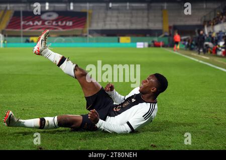 Paderborn, Deutschland. November 2023. Fußball, U21 Männer: Qualifikation zur Europameisterschaft, Deutschland - Estland, 1. Runde, Gruppe D, Spieltag 6, im Stadion in Paderborn. Deutschlands Torschütze Youssoufa Moukoko feiert sein Tor mit 2:0. Quelle: Friso Gentsch/dpa/Alamy Live News Stockfoto