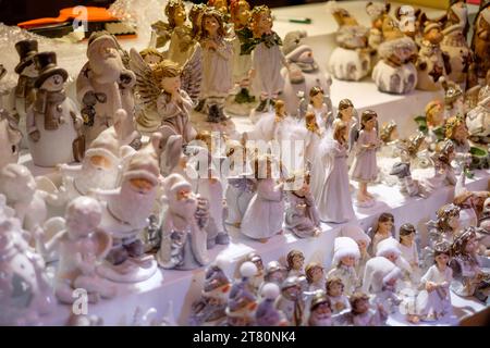 Weihnachtsdekorationsspielzeug auf dem Straßenmarkt von Straßburg, Frankreich Stockfoto