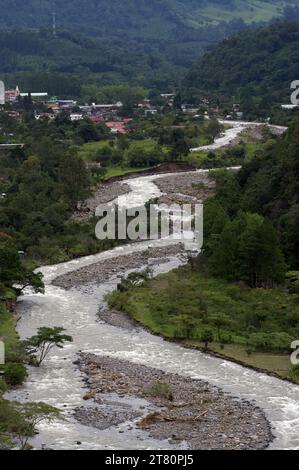 Caldera River in der Stadt Boquete in Panama während der Regenzeit gezeigt. Stockfoto