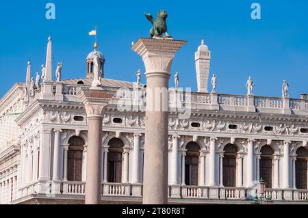 Venedig, Italien - 5. Oktober 2023: Piazza San Marko in Venedig in Italien - Detail mit Säulen von St. Mark und St. Theodore Stockfoto