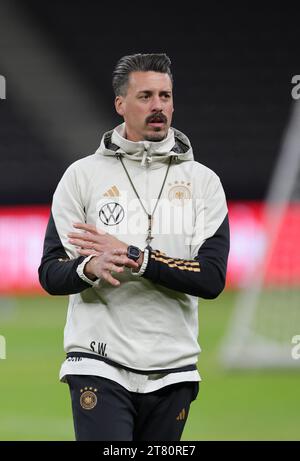 Berlin, Deutschland. November 2023. Fußball: Nationalmannschaft, Abschlusstraining vor dem internationalen Spiel gegen die Türkei im Olympiastadion. Deutscher Assistenztrainer Sandro Wagner beim Abschlusstraining. Quelle: Christian Charisius/dpa/Alamy Live News Stockfoto