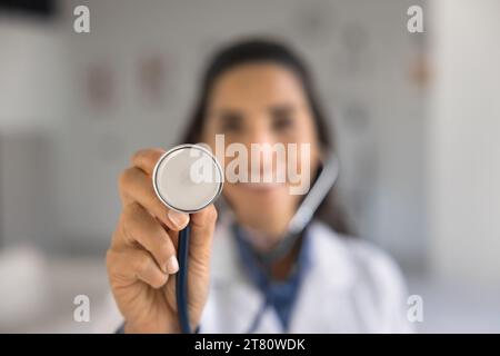 Hand einer jungen Ärztin, die Stethoskop vor der Kamera zeigt Stockfoto
