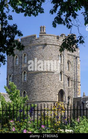 15. Juni 2023 der SalisburyTower befindet sich an der Südwestecke der alten königlichen Residenz von Windsor Castle in der Stadt Windsor in Berkshire eng Stockfoto