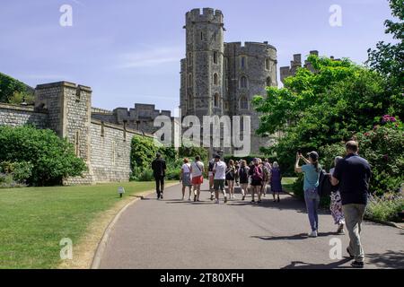 15. Juni 2023 Teil der Gärten und Türme der alten königlichen Residenz Windsor Castle in der Stadt Windsor in Berkshire England Stockfoto