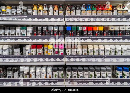 Italien - 15. November 2023: Farbe in Sprühdosen verschiedener Typen und Marken in Regalen im italienischen Baumarkt Stockfoto