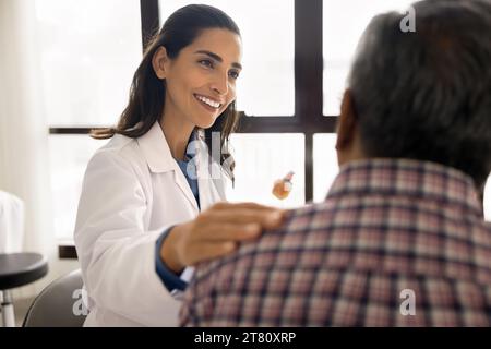 Positive geriatrische Therapeutin, die ältere grauhaarige Patientin sieht Stockfoto