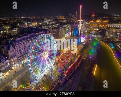 Edinburgh, Schottland, Großbritannien. November 2023. Ein Blick aus der Vogelperspektive auf den Weihnachtsmarkt in den East Princes Street Gardens, der heute Abend eröffnet wurde und schnell von Einheimischen und Touristen bevölkert wurde. Iain Masterton/Alamy Live News Stockfoto