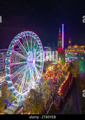 Edinburgh, Schottland, Großbritannien. November 2023. Ein Blick aus der Vogelperspektive auf den Weihnachtsmarkt in den East Princes Street Gardens, der heute Abend eröffnet wurde und schnell von Einheimischen und Touristen bevölkert wurde. Iain Masterton/Alamy Live News Stockfoto