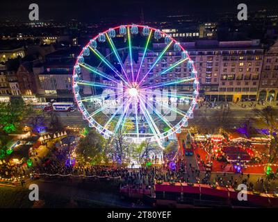 Edinburgh, Schottland, Großbritannien. November 2023. Ein Blick aus der Vogelperspektive auf das große Rad auf dem Weihnachtsmarkt in East Princes Street Gardens, der heute Abend eröffnet wurde und schnell von Einheimischen und Touristen überfüllt wurde. Iain Masterton/Alamy Live News Stockfoto