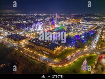 Edinburgh, Schottland, Großbritannien. November 2023. Ein Blick aus der Vogelperspektive auf den Weihnachtsmarkt in den East Princes Street Gardens, der heute Abend eröffnet wurde und schnell von Einheimischen und Touristen bevölkert wurde. Iain Masterton/Alamy Live News Stockfoto