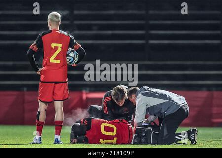 Roeselare, Belgien. November 2023. Der Belgier Eliot Matazo liegt am Boden während des Spiels zwischen der U21-Jugendmannschaft der belgischen Fußballnationalmannschaft Red Devils und der U21 von Schottland im Stadion „The Nest“ in Roeselare am Freitag, den 17. November 2023, verletzt. Qualifikationsspiel 4/10 in Gruppe B vor der UEFA-U21-Europameisterschaft 2025. BELGA FOTO BRUNO FAHY Credit: Belga News Agency/Alamy Live News Stockfoto