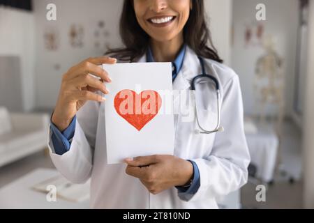 Junge Therapeutin mit rotem Herzen Stockfoto