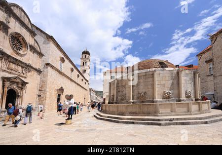 Touristen laufen auf der alten Stradun Straße in der Altstadt von Dubrovnik Stockfoto