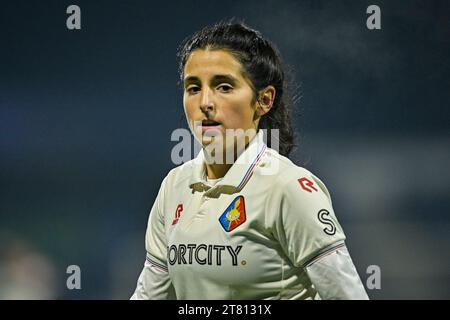 Velsen, Niederlande. November 2023. VELSEN, NIEDERLANDE - 17. NOVEMBER: Samya Hassani von Telstar sieht beim Azerion Vrouwen Eredivisie Spiel zwischen dem SC Telstar und ADO den Haag im Stadion 711 am 17. November 2023 in Velsen, Niederlande an. (Foto: Jan Mulder/Orange Pictures Credit: Orange Pics BV/Alamy Live News Stockfoto