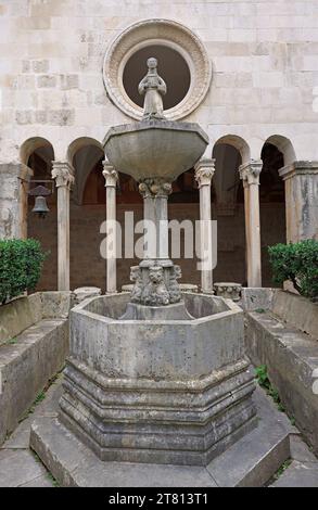 Der dekorative Brunnen, Säulen und Bögen des Franziskanerklosters aus dem 13. Jahrhundert in Dubrovnik, Kroatien Stockfoto