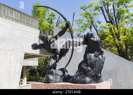 Tokio, Japan - 9. April 2023: Herkules der Schütze vor dem Nationalmuseum für westliche Kunst Es handelt sich um eine Skulptur von Antoine Bourdelle Stockfoto