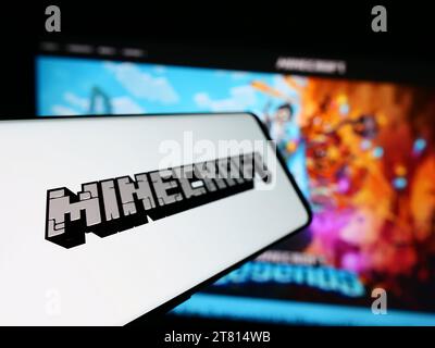 Smartphone mit Logo des Sandbox-Videospiels Minecraft vor der Website. Fokus auf der linken Seite des Telefondisplays. Stockfoto