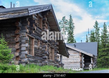 Zwei klassische Blockhütten im Wald in Nordfinnland Stockfoto