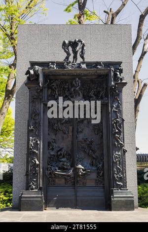 Tokio, Japan - 9. April 2023: Tore of Hell Skulptur vor dem National Museum of Western Art von Auguste Rodin, die eine Szene aus Inf Stockfoto