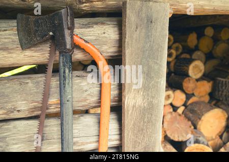 Für Wanderer stehen kostenlose Werkzeuge zur Verfügung, um Holz zu schneiden, um Feuer auf einem Waldweg in Finnland zu machen Stockfoto