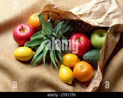 Ein lebendiges Bild mit einer Auswahl an bunten Früchten in einem Korb Stockfoto