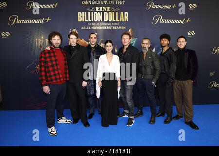 Regisseur Florian Baxmeyer, Philip Froissant, Carl Malapa, Alessandra Mastronardi, Oliver Masucci, Erdal Yildiz, Nyamandi Adrian und Louis Nitsche bei Stockfoto