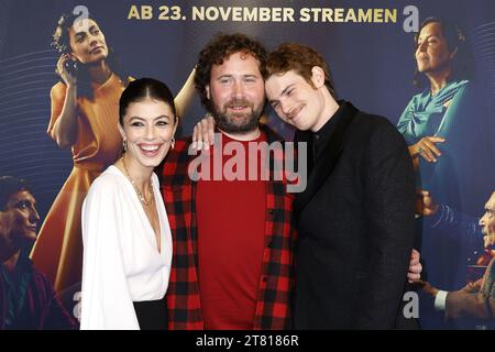 Alessandra Mastronardi, Florian Baxmeyer und Philip Froissant bei der „One Billion Dollar“ (Paramount+) Serien Premiere am 17.11.2023 in Berlin Stockfoto