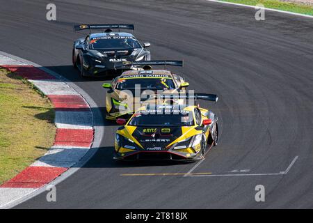 Strecke Vallelunga, Rom, Italien 17/11/2023 - Lamborghini Super Trofeo Europe Runde 6, Tag 2, pro/pro-AM Rennen 2. Brendon Leitch (NZL) Car Nr.86, Leipert Motorsport führende Gruppe auf der Rennstrecke mit Lamborghini Huracan. Foto: Fabio Pagani/Alamy Live News Stockfoto