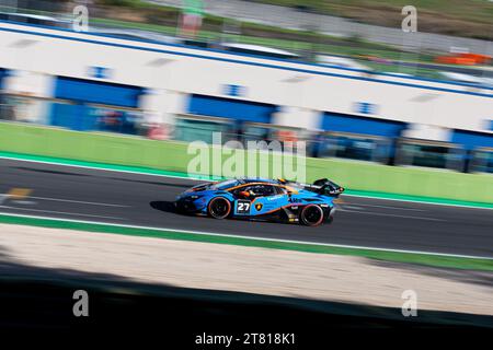 Strecke Vallelunga, Rom, Italien 17/11/2023 - Lamborghini Super Trofeo Europe Runde 6, Tag 2, pro/pro-AM Rennen 2. Stephane Tribaudini (FRA) / Loris Cabirou (FRA) Car Nr.27, CMR Team in Aktion auf Rennstrecke mit Lamborghini Huracan. Foto: Fabio Pagani/Alamy Live News Stockfoto