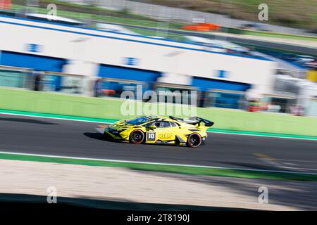 Strecke Vallelunga, Rom, Italien 17/11/2023 - Lamborghini Super Trofeo Europe Runde 6, Tag 2, pro/pro-AM Rennen 2. Rodrigo Testa (PRT) / Ugo de Wilde (BEL) Car Nr.10, Iron Lynx in Aktion auf der Rennstrecke mit Lamborghini Huracan. Foto: Fabio Pagani/Alamy Live News Stockfoto